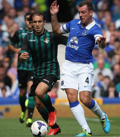 El mediapunta, a la izquierda, en un partido de pretemporada contra el Everton. A sus 30 años, llega libre del Espanyol, en el que militaba desde 2009.