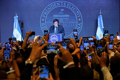 Javier Milei da un discurso tras ganar las elecciones, el 19 de septiembre de 2023 en Buenos Aires.