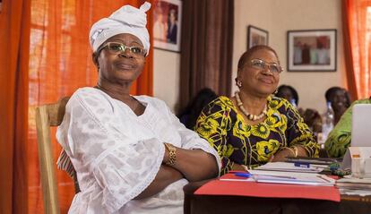 Rosalie Oububa, secretaria de ONG en Burkina Faso, y Madeleine Maka, ex ministra de Comercio de Guinea Conakry, en el taller Liderazgo femenino, mediación de conflictos y consolidación de la paz en África.