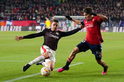 Abde trata de regatear a Dani García durante el Osasuna-Athletic de este miércoles.