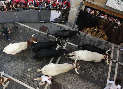 Por detrás de la manada han ido dos astados que han tardado una decena de segundos en acceder a los chiqueros y tras ellos han quedado los dos últimos toros, que han corrido en solitario. Varios mozos se han visto arrollados en Telefónica y en la bajada al callejón.