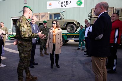La  ministra de Defensa, Margarita Robles,  en la base Primo de Rivera, en Alcalá de Henares (Madrid), recibe explicaciones este jueves sobre el envío de material militar a Ucrania.