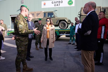 La  ministra de Defensa, Margarita Robles,  en la base Primo de Rivera, en Alcalá de Henares (Madrid), recibe explicaciones este jueves sobre el envío de material militar a Ucrania.