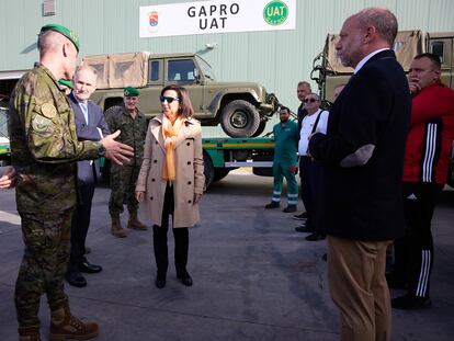 La  ministra de Defensa, Margarita Robles,  en la base Primo de Rivera, en Alcalá de Henares (Madrid), recibe explicaciones este jueves sobre el envío de material militar a Ucrania.
