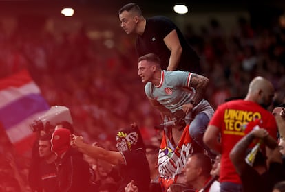 Alvaro C. G., alias Kit-kat, arriba con camiseta negra, y David L. Briones, alias Briones, actuales líderes del Frente Atlético con graves historiales delictivos, el pasado domingo en el Metropolitano.