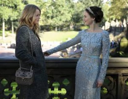 Fotografía facilitada por Cosmopolitan TV de la serie "Gossip Girl" que, seis años y 121 episodios, llega mañana a su fin en España, apenas cinco días después de que en Estados Unidos se enteraran por fin de quién era la 'reina cotilla', el leitmotiv de una serie que ha calado por su estética, su glamour y sus actrices, especialmente Blake Lively (i).