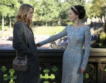 Fotografía facilitada por Cosmopolitan TV de la serie "Gossip Girl" que, seis años y 121 episodios,  llega mañana a su fin en España, apenas cinco días después de que en Estados Unidos se enteraran por fin de quién era la 'reina cotilla', el leitmotiv de una serie que ha calado por su estética, su glamour y sus actrices, especialmente Blake Lively (i).