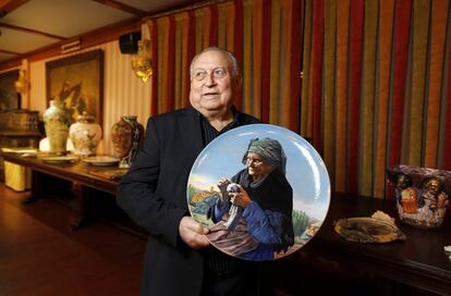 Eleuterio Laguna, hostelero en Segovia y mayor coleccionista de la obra de Daniel Zuloaga, que ahora almacena en su restaurante, muestra una de las piezas.