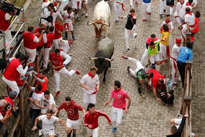 Los toros de la ganadería abulense de José Escolar han protagonizado el encierro más rápido de los Sanfermines 2019, con momentos de tensión al caer un cabestro en la calle Estafeta, lo que ha hecho tropezar y caer a varios corredores, sin que, según el primer parte médico facilitado, ninguno haya resultado corneado.