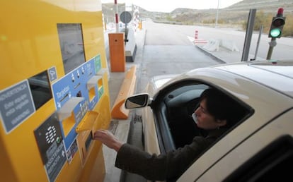 A driver at a toll booth on the R-4 radial road.