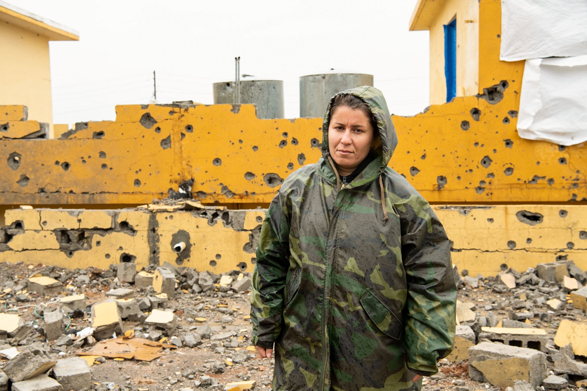 La miliciana del grupo armado kurdo-iraní PAK en su base militar de la provincia de Ebril este domingo, tras ser atacada anteriormente por Irán. Foto de Natalia Sancha
