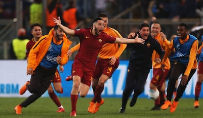 Manolas faz o estádio Olímpico explodir com o terceiro gol.