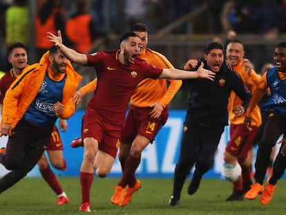 Manolas faz o estádio Olímpico explodir com o terceiro gol.