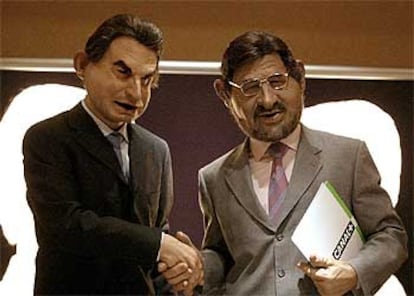 Los guiñoles de Zapatero y Rajoy, ayer durante la firma del protocolo del cara a cara televisivo.