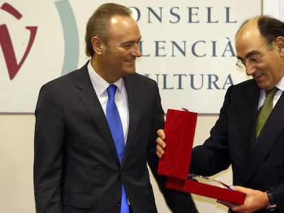 El presidente de la Generalitat entrega la medalla del Consell Valencià de Cultura al presidente de Iberdrola