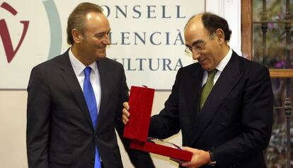 El presidente de la Generalitat entrega la medalla del Consell Valencià de Cultura al presidente de Iberdrola