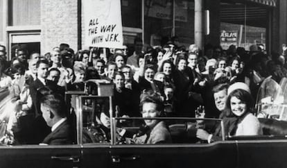 El presidente Kennedy y su mujer, en las calles de Dallas poco antes de ser tiroteado. 