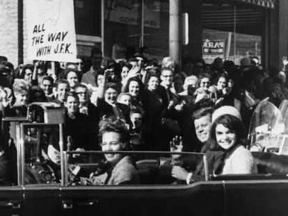 El presidente Kennedy y su mujer, en las calles de Dallas poco antes de ser tiroteado. 