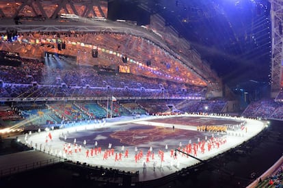 Los deportistas desfilan en el estadio olímpico de Fisht en Sochi.