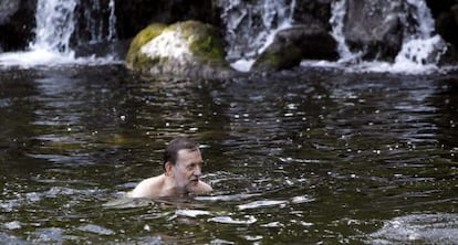 Mariano Rajoy bañándose en el río Umia, en Meis (Pontevedra).
