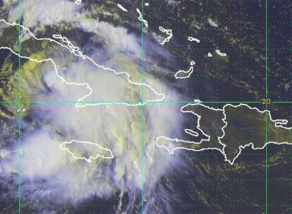 Imagen de la tormenta tropical Fay tomada por un satélite de la NOAA en su paso por Cuba.