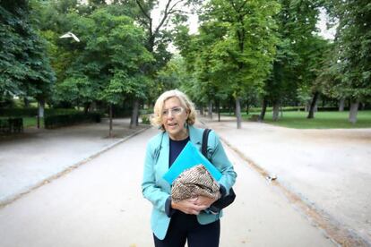 Manuela Carmena se dirige al ayuntamiento en su primer día de trabajo.