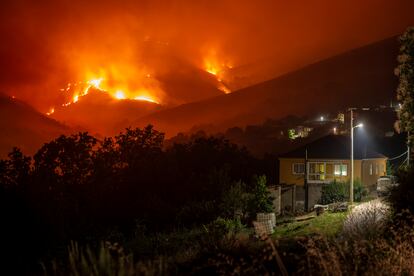 Las llamas avanzaban la noche del viernes hacia el pueblo de Candeda (Carballeda de Valdeorras). Más de 3.000 hectáreas hasta el momento se han visto afectadas en catorce incendios forestales registrados en Galicia.
