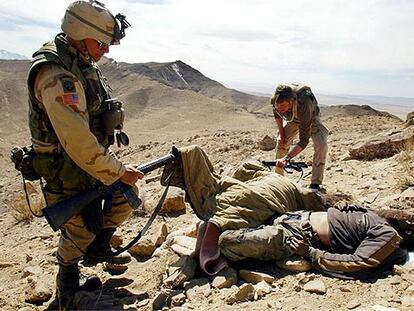 Dos soldados de EE UU cubren el cadáver de un combatiente talibán en marzo de 2002 en el este de Afganistán.