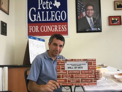 Ramiro Guzmán, en la oficina demócrata de Del Río, Texas.