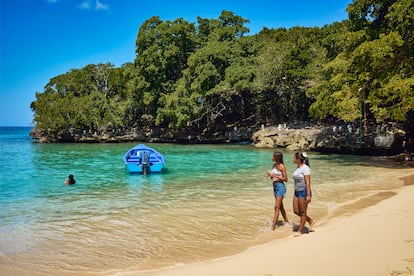 Vista de la playa Caletón, cerca de Río San Juan.
