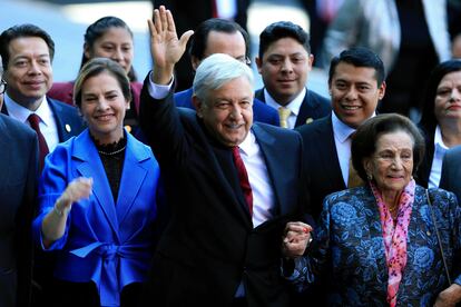 Andres Manuel Lopez Obrador con la senadora Ifigenia Martínez