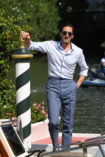 Adrien Brody, que forma parte del reparto de Blonde, filme en el que interpreta al escritor Arthur Miller, también ha llegado a Venecia, vestido con camisa y pantalón azules.