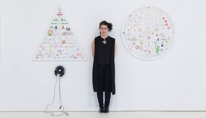 Ana García-Pineda junto a una de sus obras que pueden verse en la Fundación Miró.