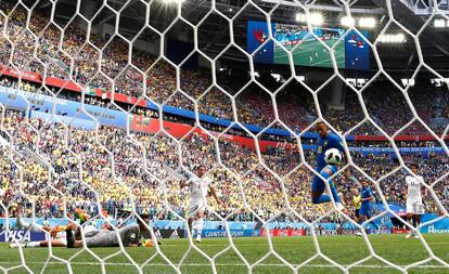 Neymar marca el segundo gol de Brasil.