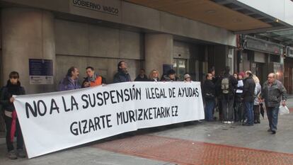 Un grupo de personas protestan en diciembre de 2010 ante la sede del Gobierno en Bilbao por el recorte de ayudas sociales.