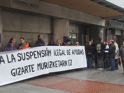 Un grupo de personas protestan en diciembre de 2010 ante la sede del Gobierno en Bilbao por el recorte de ayudas sociales.