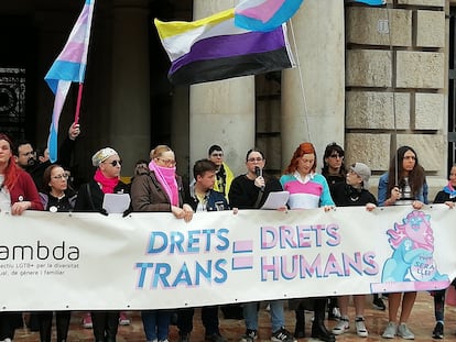 Personas del colectivo LGTBI en la concentración convocada por Lambda este domingo en Valencia.