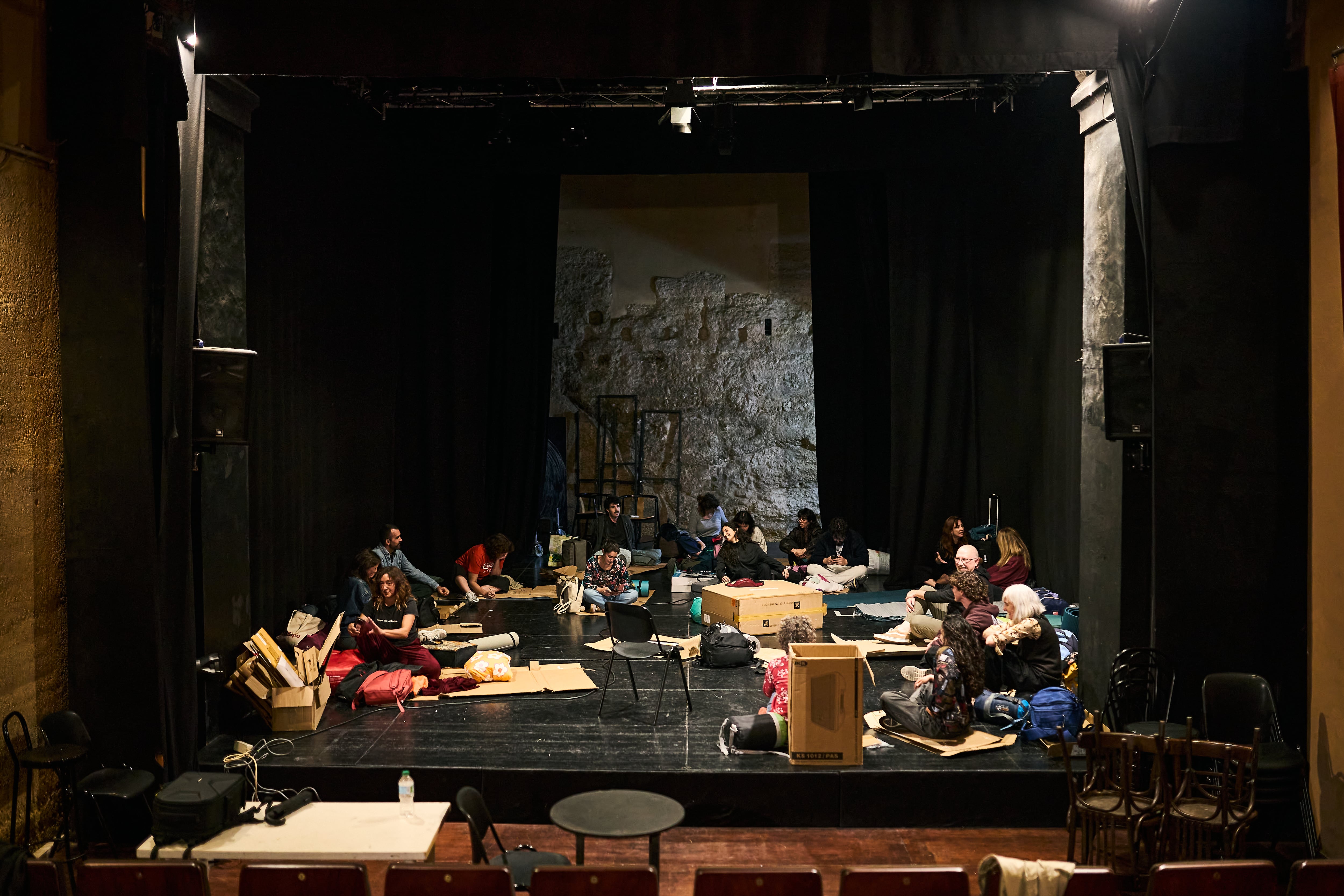 El ambiente en el Teatro La Fundición de Sevilla, durante el encierro creativo de 24 horas dirigido por Álex Peña.