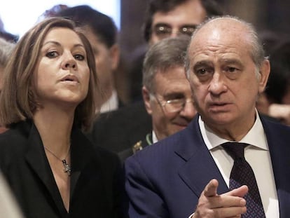 María Dolores de Cospedal, junto al entonces ministro del Interior, Jorge Fernández Díaz, en 2015 en Toledo.