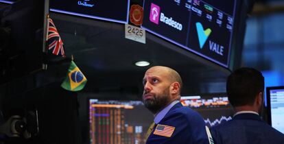 Bolsa de Nueva York antes del cierre el jueves 8, cuando el Dow Jones perdió 1.000 puntos por segunda vez en la semana.