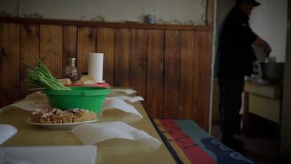 La mesa donde comen los bomberos del pueblo ucranio de Huliaipole, el pasado mayo.