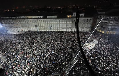 Miles de personas asisten a la ceremonia inaugural.