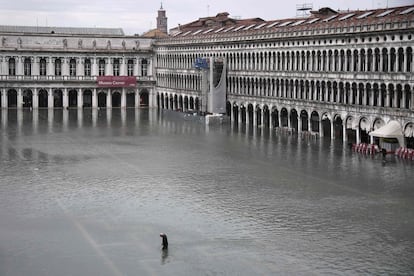 La plaza de San Marcos inundada tras la marea alta conocida como 'acqua alta', en Venecia.