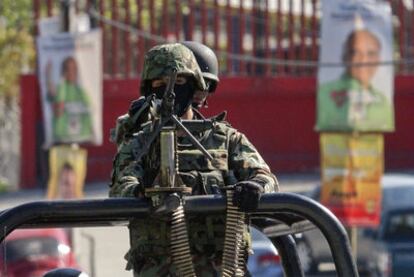 Militares mexicanos patrullan junto a un cartel electoral ayer en Acapulco.