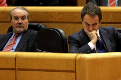 Zapatero (derecha), junto al vicepresidente segundo, Pedro Solbes, en la sesión de hoy en el Senado.