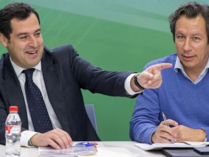 Juan Manuel Moreno (izquierda) y el director de campaña del PP, Carlos Floriano, en Sevilla.