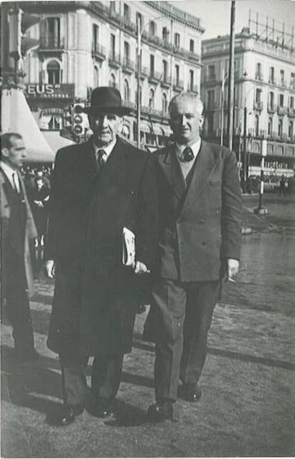 Ante Pavelic, de sombrero, paseando por la Puerta del Sol de Madrid.