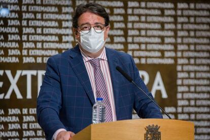 El consejero de Sanidad de Extremadura, José María Vergeles, en una rueda de prensa en Mérida.