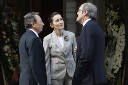 Emiliano Martínez, presidente del Grupo Santillana (a la izquierda), con la ministra de Cultura, Ángeles González-Sinde, y el ministro de Educación, Ángel Gabilondo, en la entrada de la capilla ardiente.