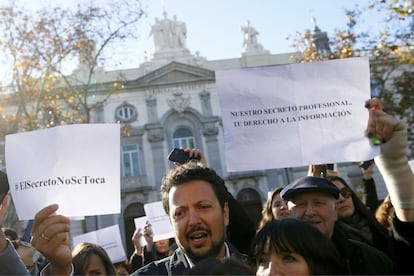 Carteles de algunos de los periodistas que han asistido a la concentración frente al Tribunal Supremo.